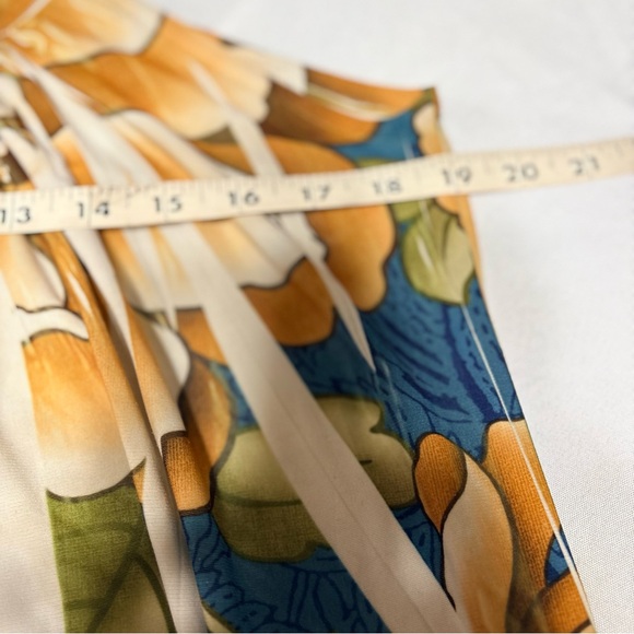 Sleeveless, floral print mini dress with a scoop neck and pleated details. - Picture 8 of 8